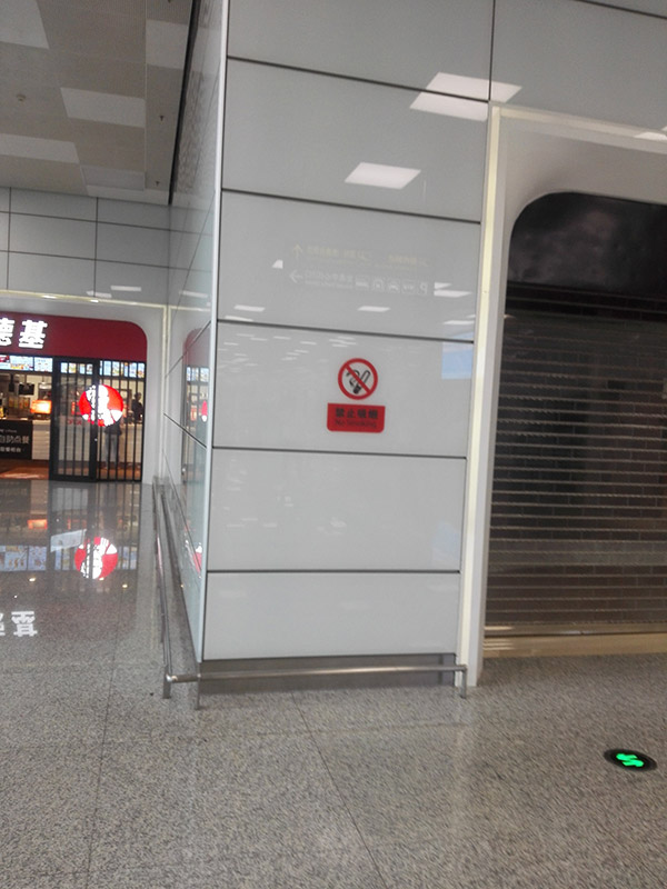 建筑、家具和家電鋼化玻璃油墨在室內(nèi)隔斷上的運(yùn)用